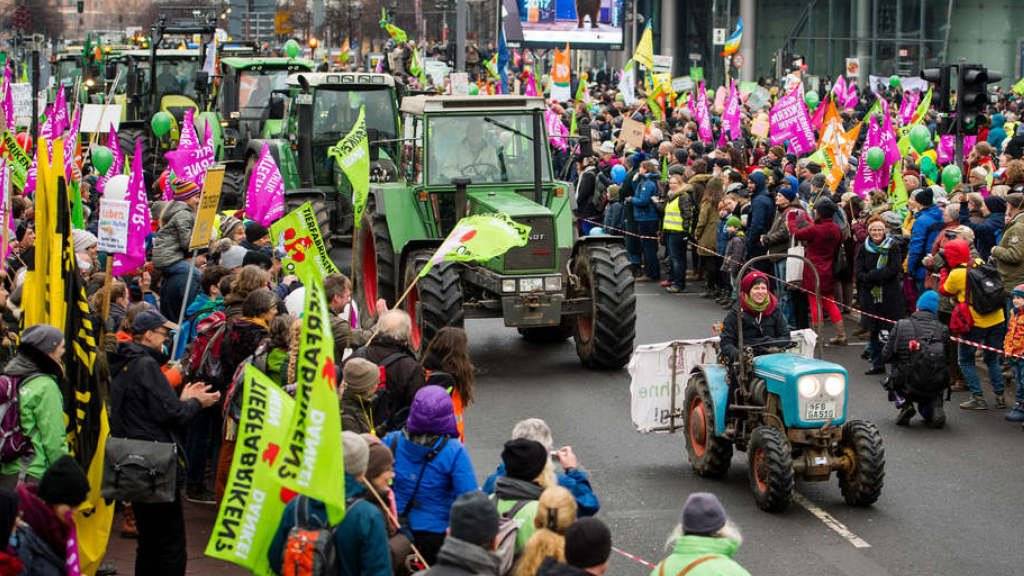 Der Kundgebungszug mit Traktoren am Samstag in Berlin.
