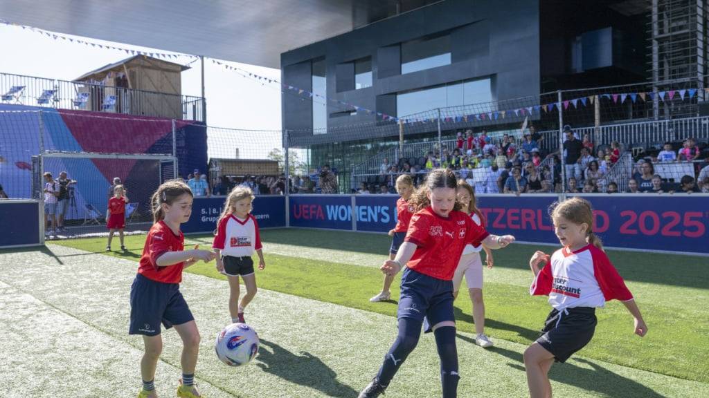 Zur Eröffnung der Fanzone auf dem Europaplatz Luzern fand ein Schülerinnenturnier statt. Hier im Einsatz: Die «Fluhmühle-Hühner» und die «Hubi-Panthers».