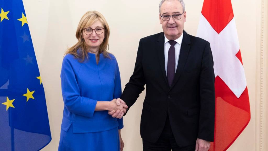 Bundesrat Guy Parmelin und EU-Kommissarin Ekaterina Sachariewa stärken mit einem Abkommen die Zusammenarbeit der Schweiz und der EU in den Bereichen der Forschung und der Bildung.