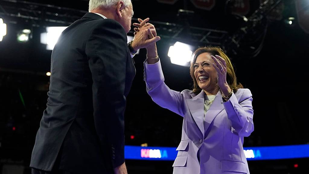 ARCHIV - Die demokratische US-Präsidentschaftskandidatin Kamala Harris und ihr US-Vizepräsidentschaftskandidat Tim Walz (Minnesota) bei einer Wahlkampfveranstaltung in Las Vegas. Foto: Julia Nikhinson/AP/dpa