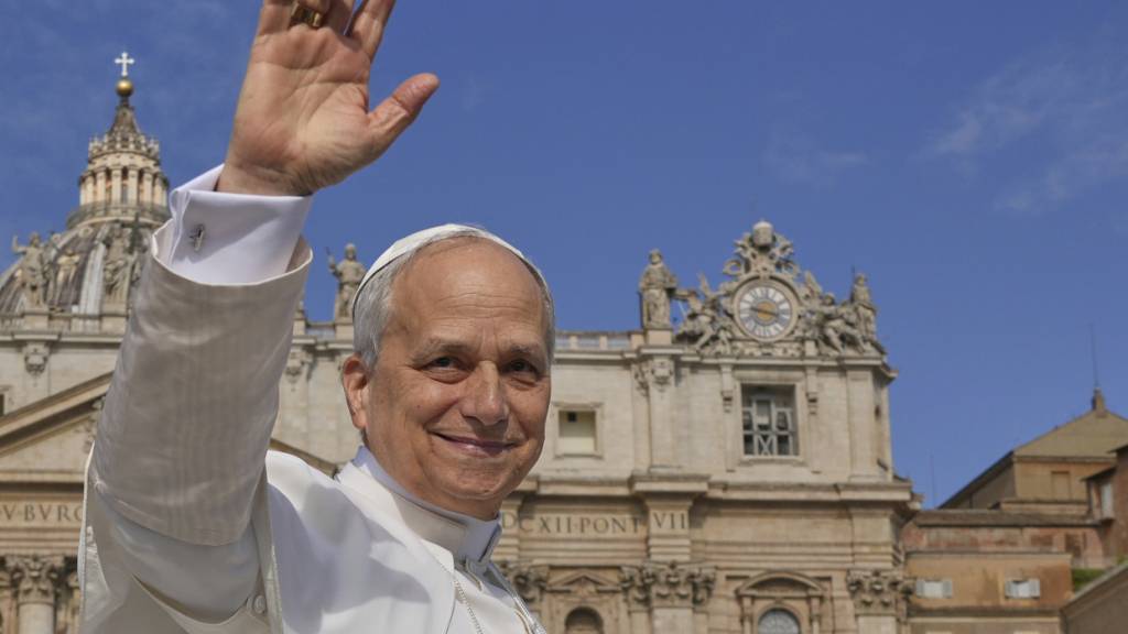 Papst Leo XIV. fährt in seinem Papamobil über den Petersplatz im Vatikan vor der Messe zur Eröffnung seines Pontifikats. Foto: Andrew Medichini/AP/dpa