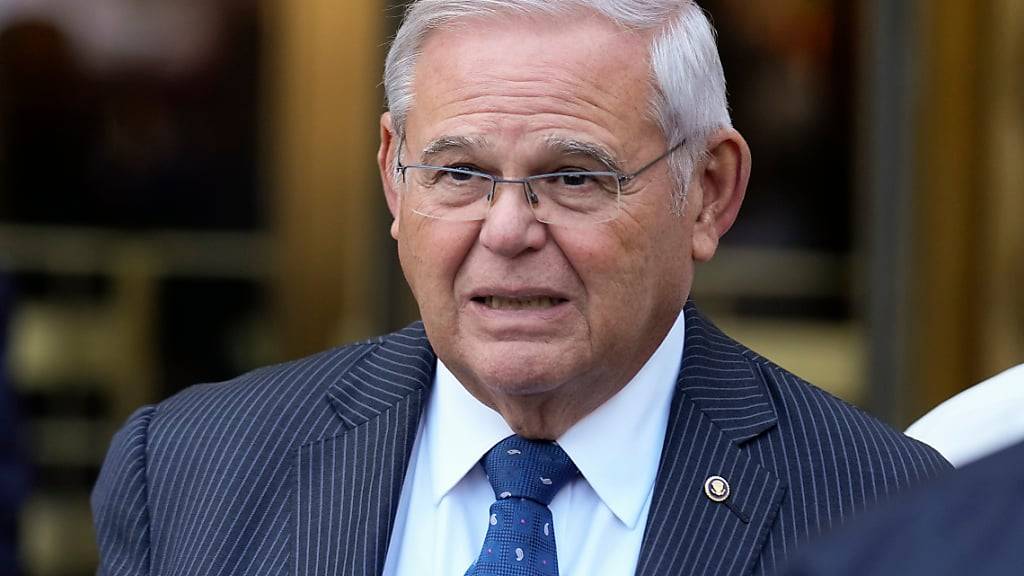 Ermittler hatten bei US-Senator Bob Menendez etwa 500.000 US-Dollar in bar gefunden - versteckt in Umschlägen und in Jacken des Senators, wie die Staatsanwaltschaft mitteilte. Foto: Seth Wenig/AP/dpa