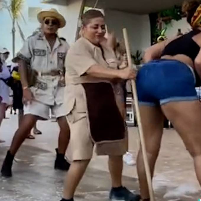 Tanzende Putzfrau bringt Schwung auf mexikanische Poolparty