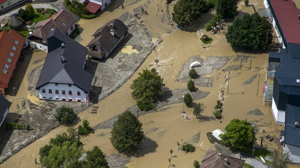 Angesichts der verheerenden Überschwemmungen und Erdrutsche der letzten drei Tage hat Slowenien die EU und die Nato um technische Hilfsgüter gebeten. Foto: -/AP/dpa