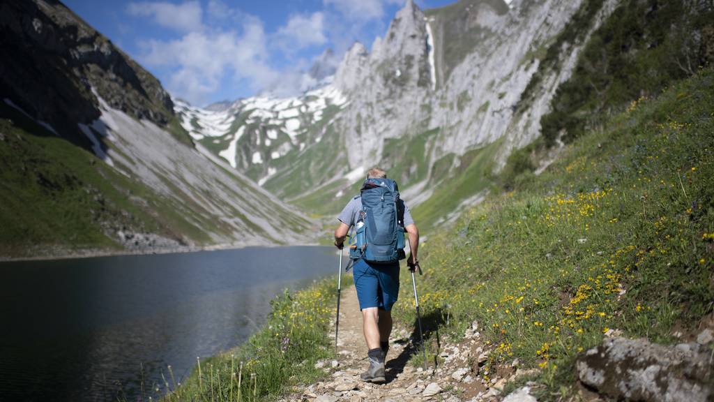 Ein Wanderer beim Fählensee im Alpstein, aufgenommen am Samstag, 30. Mai 2020.