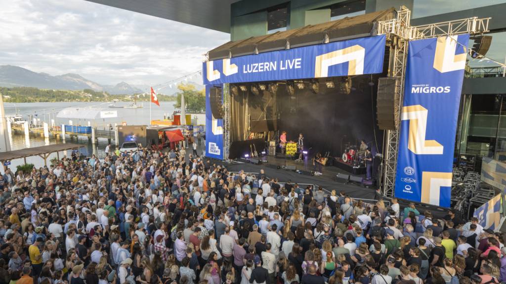 Festival Luzern Live baut eine Bühne in den Vierwaldstättersee