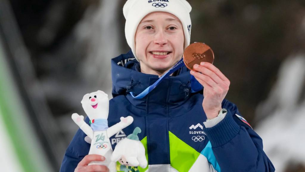 Nika Prevc zum dritten Mal Siegerin im Gesamtweltcup