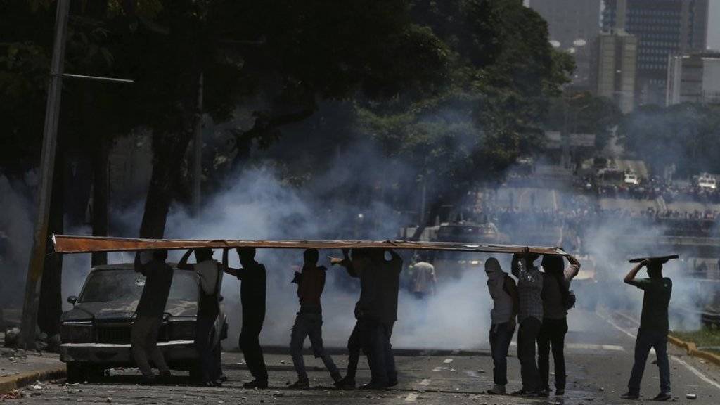 Die Polizei versucht, mit Tränengas und Strassenblockaden in der venezolanischen Hauptstadt Caracas eine Grosskundgebung der Opposition gegen den Präsidenten Nicolás Maduro zu stoppen.