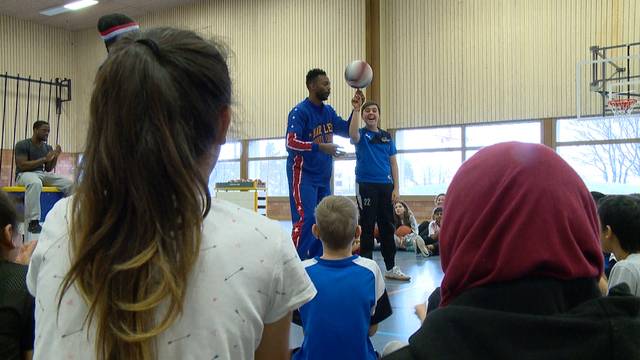 Basketballstars trainieren mit Regensdorfer Kindern