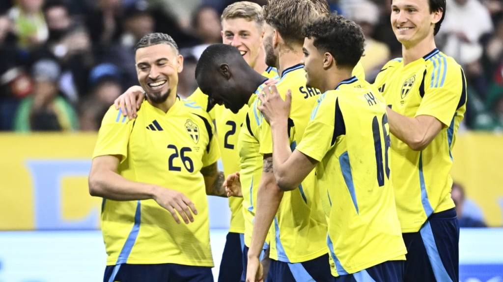 Schwedens Ken Sema wird für seinen dritten Treffer gefeiert