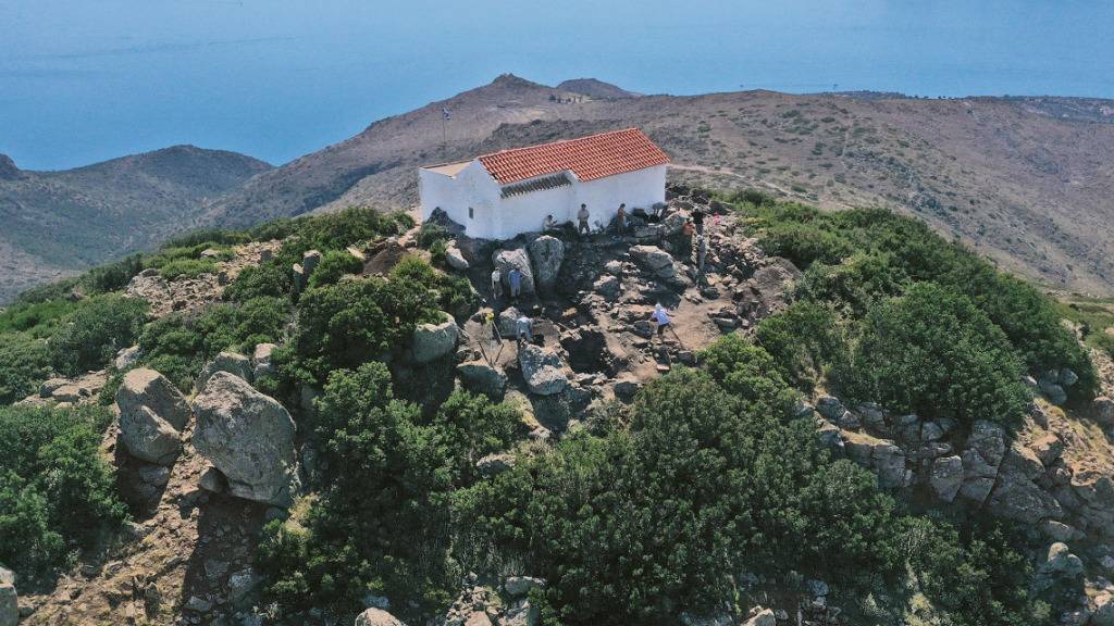 Für Ausgrabungen besteigen Schweizer Archäologinnen und Archäologen den Berg Hellanion Oros, den höchsten Berg der Insel Ägina, jeden Tag zu Fuss.