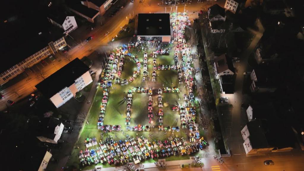 Proteste halten an: Über 200 Bauern fahren in Gossau mit Traktoren auf