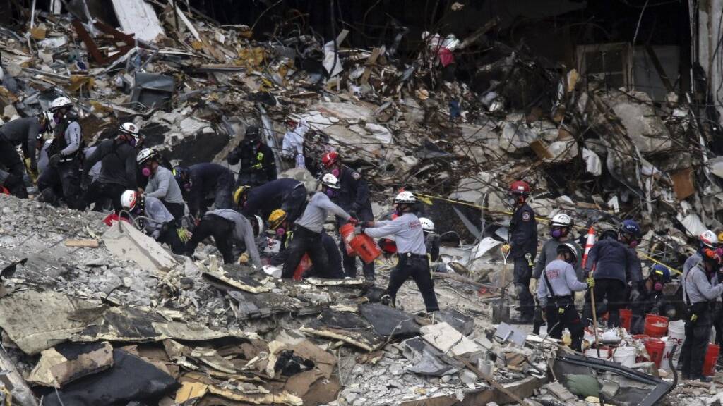 Such- und Rettungskräfte suchen weiter nach Überlebenden in den Trümmern. 149 Menschen gelten noch als vermisst.