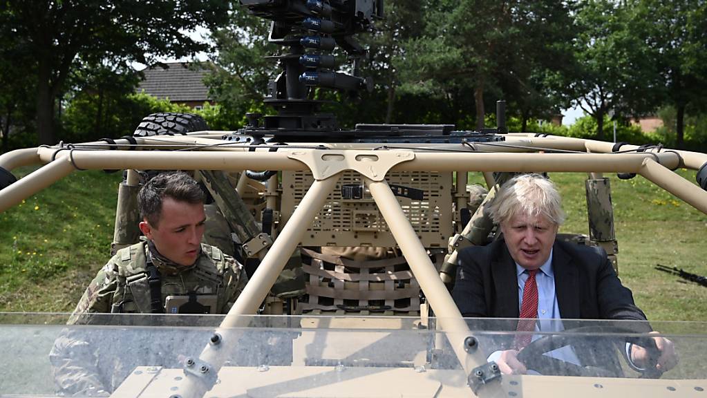 Boris Johnson (r), Premierminister von Großbritannien, in einem bewaffneten Militärfahrzeug einer neuen Infanterie-Einheit während eines Besuchs anlässlich der Woche der Streitkräfte. Foto: Daniel Leal-Olivas/PA Wire/dpa Foto: Daniel Leal-Olivas/PA Wire/dpa