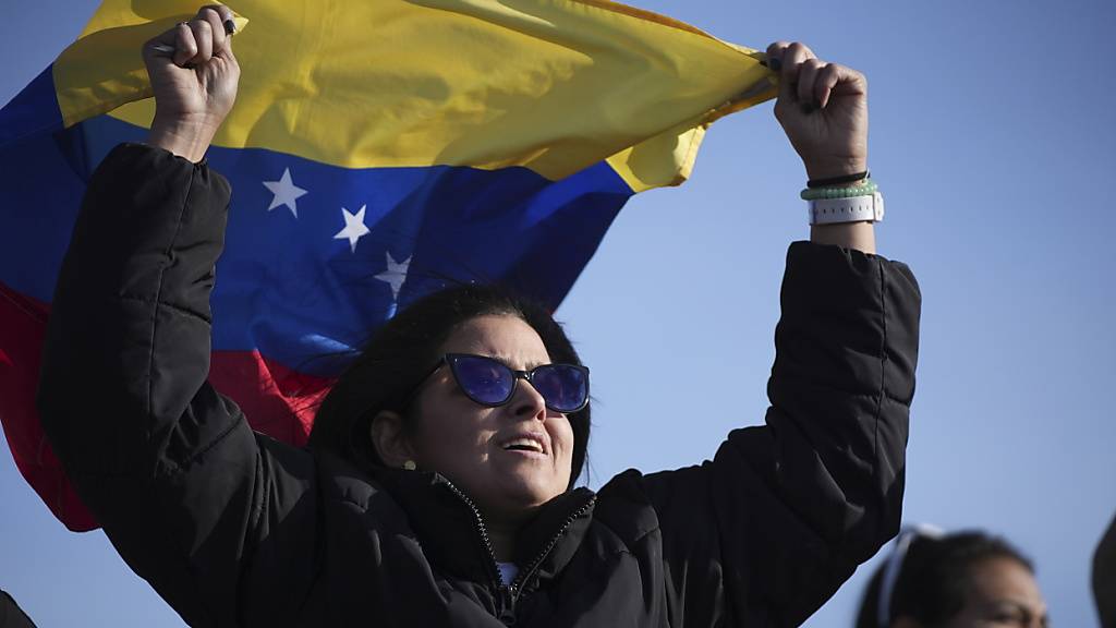 Venezolanische Staatsangehörige protestieren in Quito gegen die Ergebnisse der Präsidentschaftswahlen. Foto: Carlos Noriega/AP/dpa