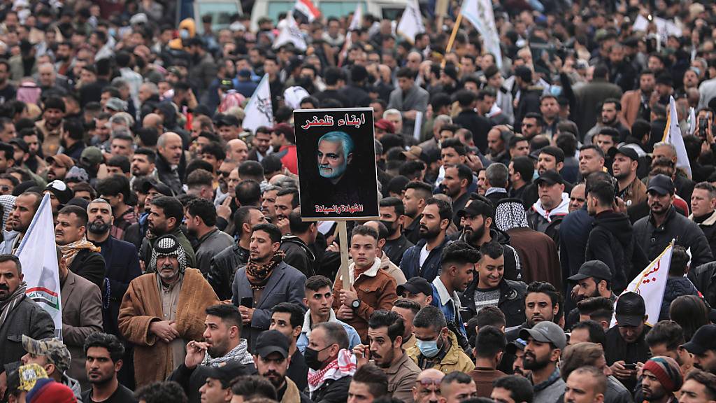 Iraker versammeln sich während einer Kundgebung zum zweiten Jahrestag der Ermordung von General Qasem Soleimani. In einem Schreiben an den Leiter der UN-Vollversammlung hat der Iran eine Resolution gegen die Ermordung von Soleimani gefordert. Foto: Ameer Al Mohammedaw/dpa