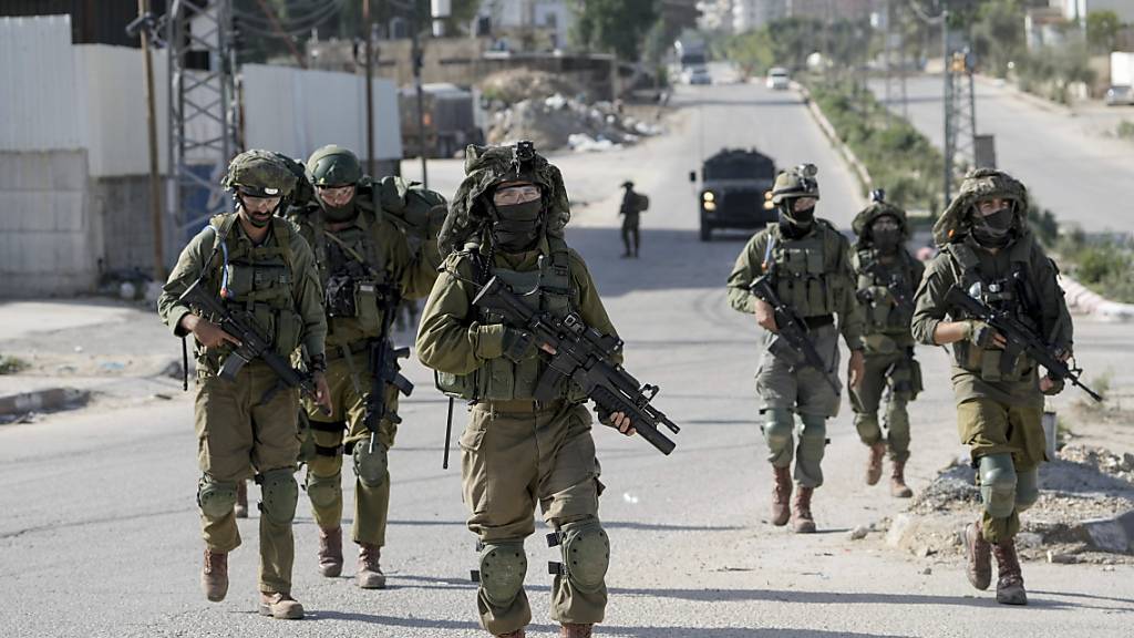 Israelische Soldaten sind im palästinensischen Flüchtlingslager Balata im Einsatz. Israels Armee will eigenen Angaben zufolge ihre Kämpfe im Gazastreifen bis zum Beginn der Feuerpause weiterführen. Foto: Majdi Mohammed/AP/dpa