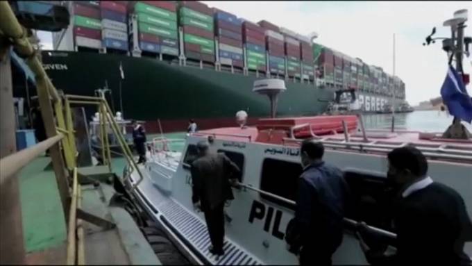 «Leichte Bewegung»: Schiff im Suezkanal rührt sich