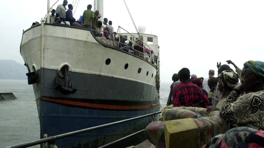 Schiff auf dem Kivu-See im Osten des Kongos: Schiffe und Boote im zentralafrikanischen Staat sind häufig völlig überladen.