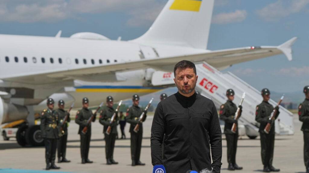 dpatopbilder - Ukraines Präsident Wolodymyr Selenskyj spricht mit Journalisten nach seiner Ankunft auf dem Flughafen Esenboga in Ankara. Foto: Evgeniy Maloletka/AP/dpa