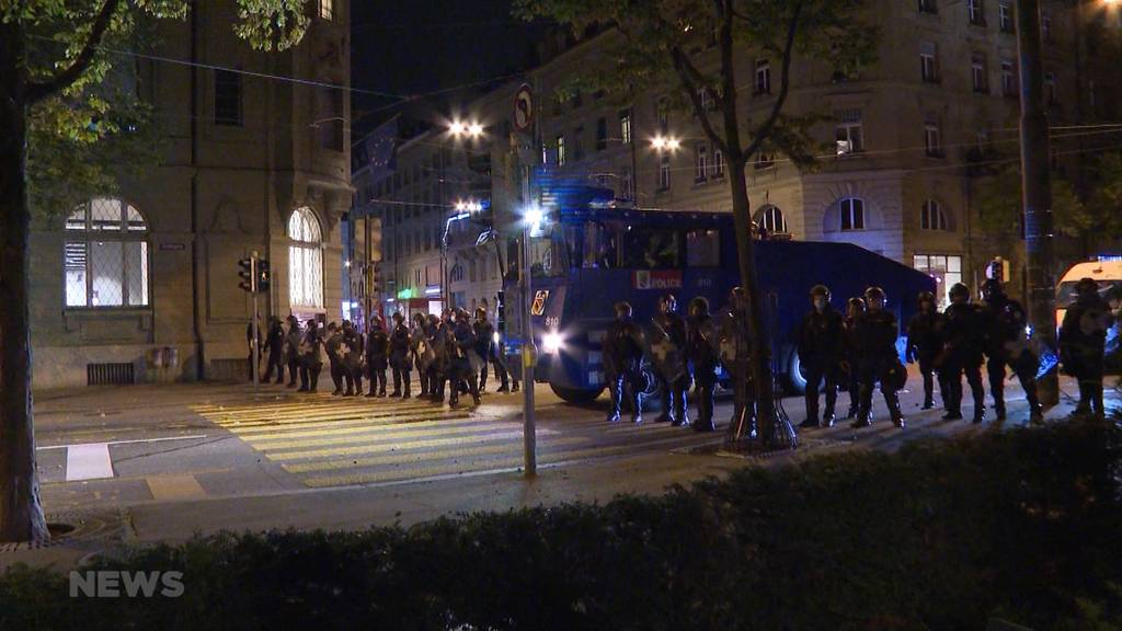 Polizisten schlagen vor laufender Kamera Demonstranten am Boden