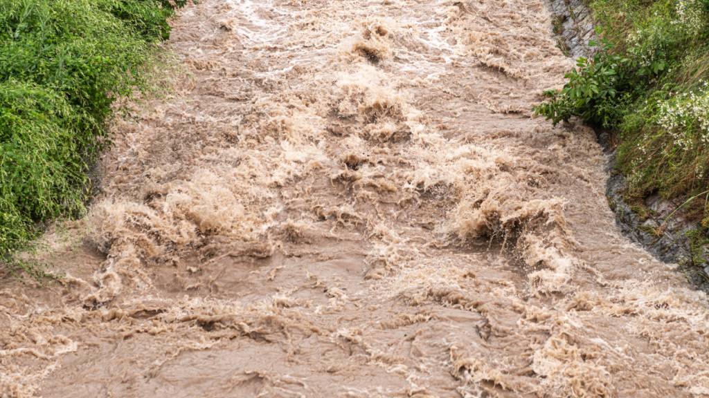 Die Bäche am Pilatus können nach starkem Regen viel Wasser führen. (Symbolbild)