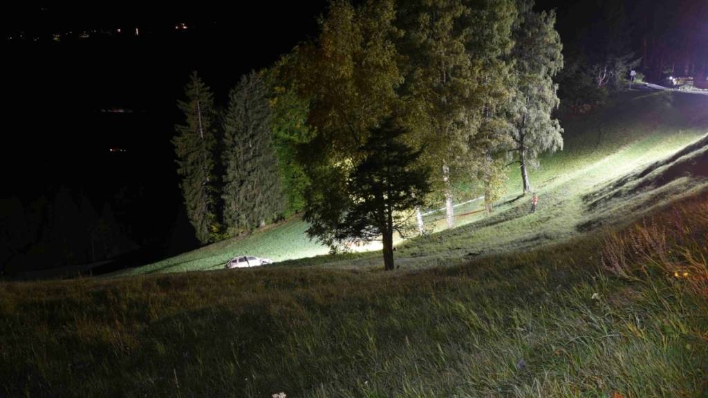 Das verunfallte Auto kam rund 70 Meter unterhalb der Strasse zum Stillstand.