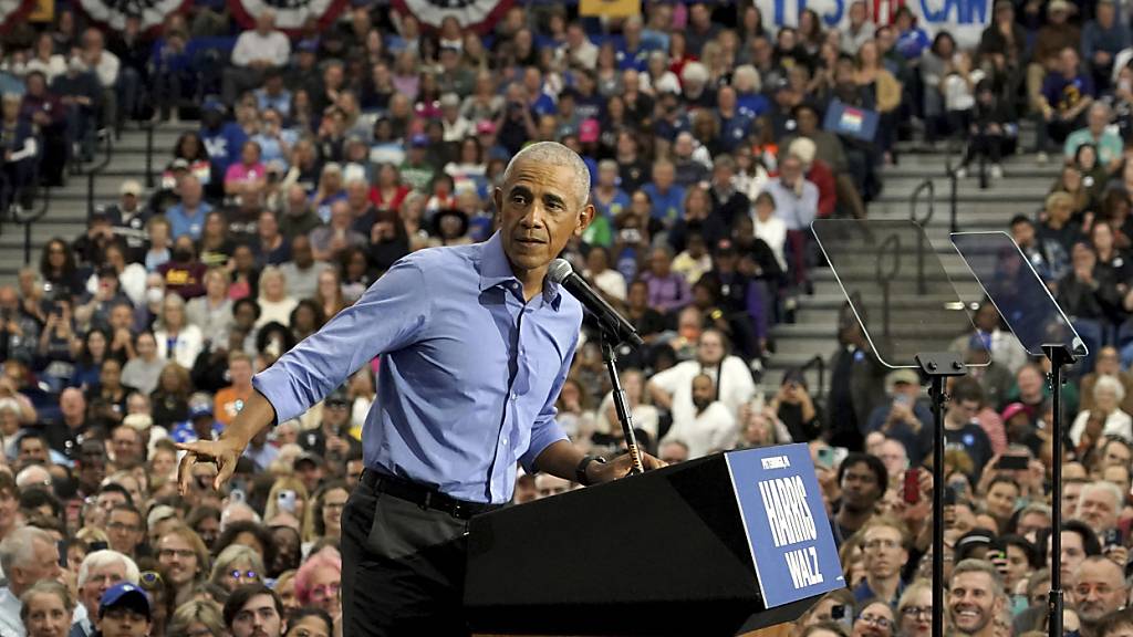 Der ehemalige US-Präsident Barack Obama spricht während einer Wahlkampfveranstaltung zur Unterstützung der demokratischen Präsidentschaftskandidatin Harris im Fitzgerald Field House der University of Pittsburgh. Foto: Matt Freed/AP/dpa