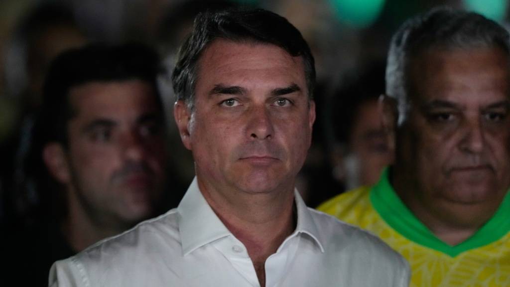 dpatopbilder - Der Präsidentschaftskandidat der Opposition, Senator Flavio Bolsonaro, trifft nach der Stichwahl um das Präsidentenamt zu seiner Wahlnachtveranstaltung ein. Foto: Eraldo Peres/AP/dpa