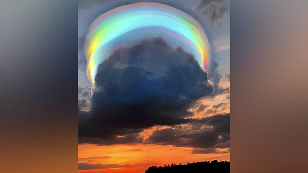 Wie entstand diese regenbogenfarbige Wolke?
