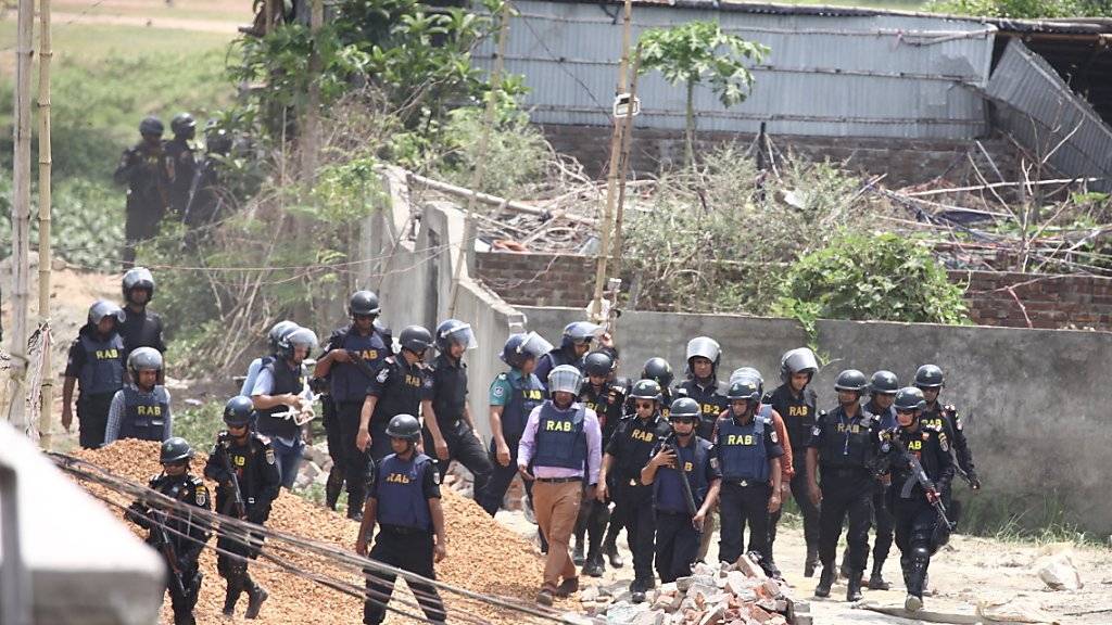 Mitglieder einer Spezialeinheit, die am Montag in Bangladesch einen Anti-Terror-Einsatz durchführten. Ein Verdächtiger wurde getötet, drei weitere Personen wurden festgenommen.