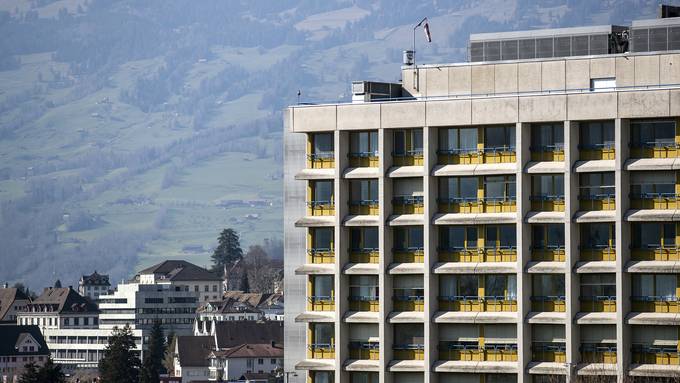 Schwyz lockert Besuchsverbot in Spital und Heimen