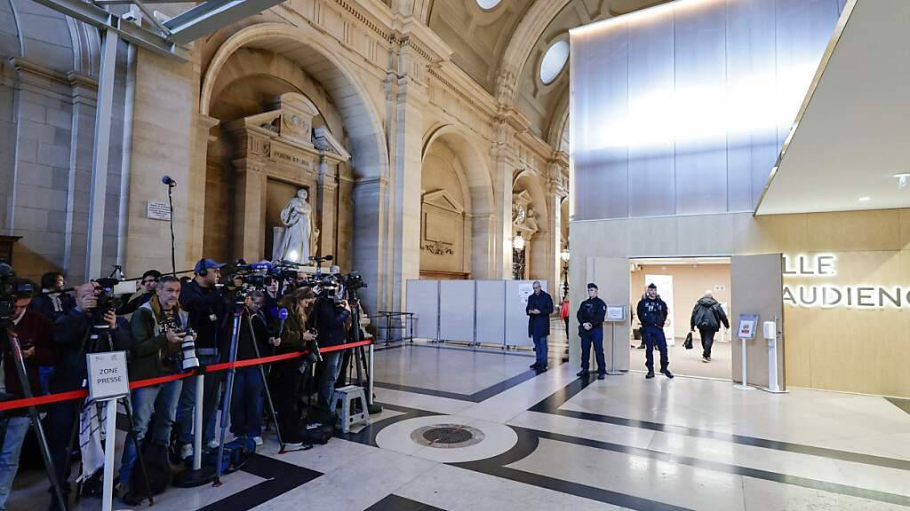 Pressevertreter warten vor dem Gerichtssaal, in dem acht Erwachsene wegen des Mordes an dem Lehrer Samuel Paty vor dem Pariser Sondergericht verhandelt werden. Foto: Stephane De Sakutin/AFP/dpa