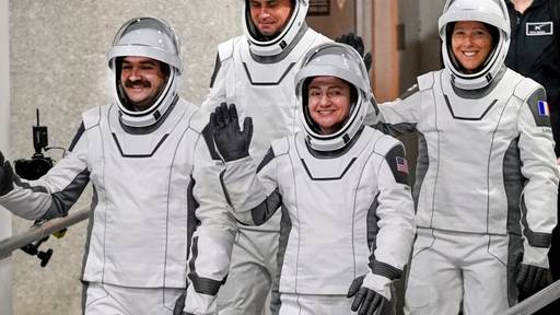 Vier Astronauten mit «Crew Dragon» an ISS angekommen