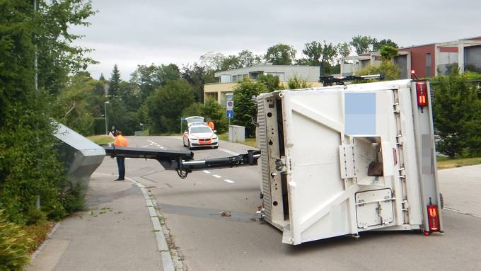 Lastwagen kippt bei Container-Leerung