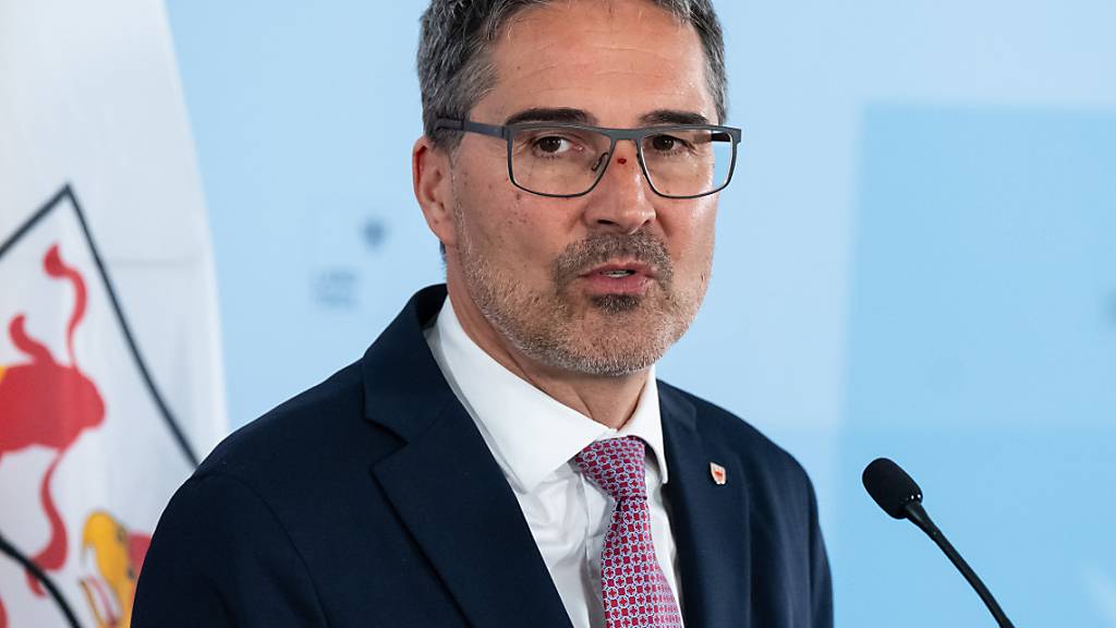 ARCHIV - Arno Kompatscher, Landeshauptmann von Südtirol, nimmt auf der Festung Kufstein an einer Pressekonferenz teil. Die autonome Provinz Südtirol, wo Deutsch neben Italienisch normale Amtssprache ist, wählt am Sonntag (22.10.2023) ein neues Parlament. Foto: Sven Hoppe/dpa
