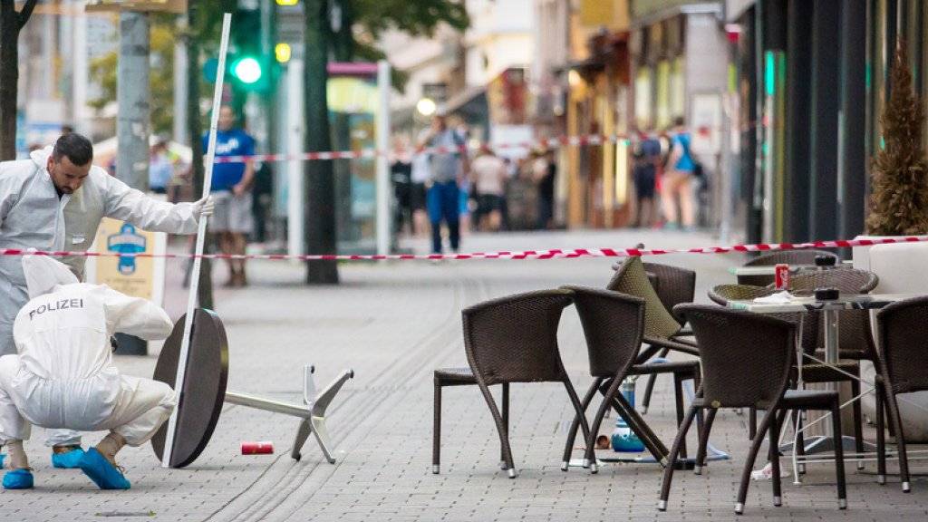 Mitarbeiter der deutschen Kriminalpolizei in der Innenstadt von Reutlingen nach der tödlichen Attacke mit einem Dönermesser auf eine Frau. (Archiv)