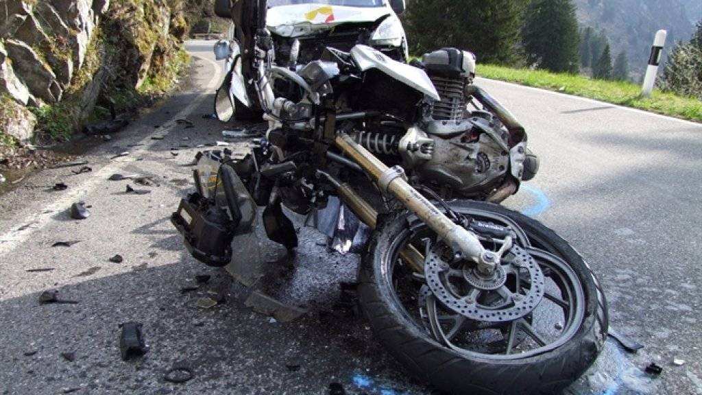 Der Fahrer wurde schwer verletzt, das Motorrad beim Zusammenstoss total beschädigt.