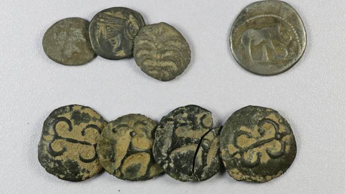 Zuger Archäologen bergen Münzen aus Caesars Zeit