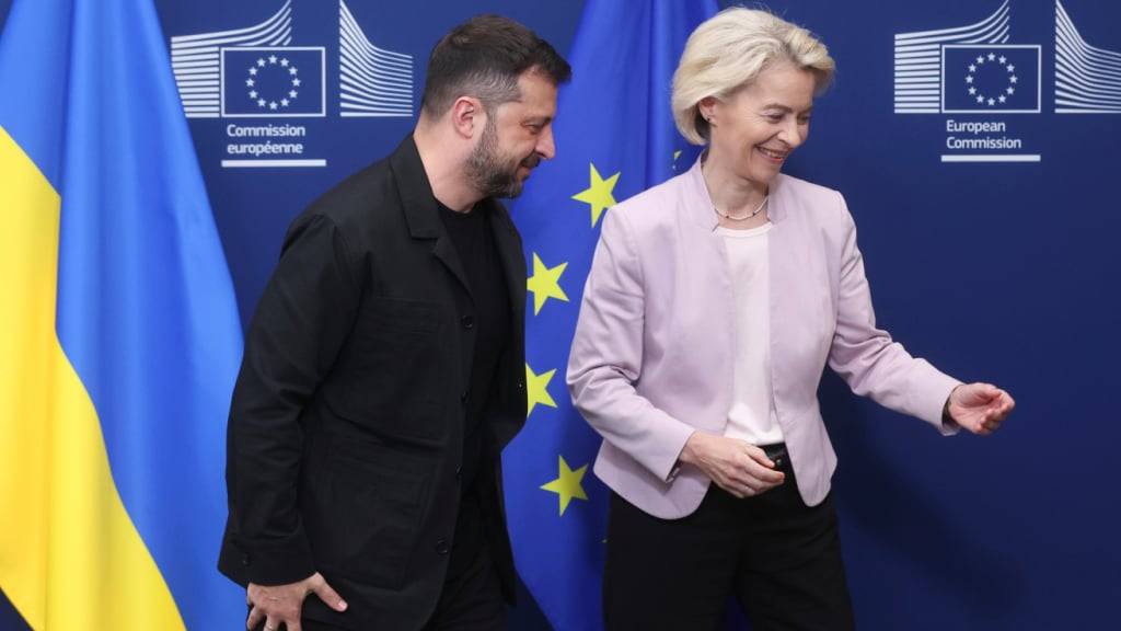 dpatopbilder - Ursula von der Leyen und Wolodymyr Selenskyj vor einem Treffen im EU-Hauptquartier. Foto: Uncredited/AP/dpa