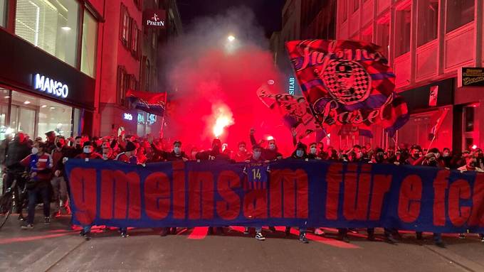 Protestmarsch von FC Basel-Fans gegen Vereinsführung