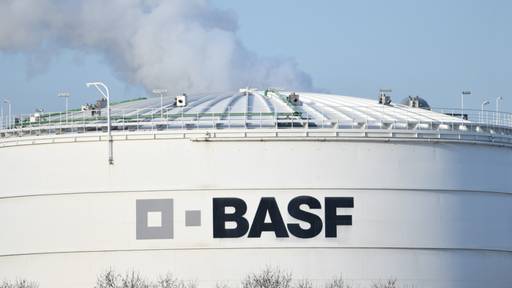 BASF verdient operativ mehr und hebt erneut Prognose an