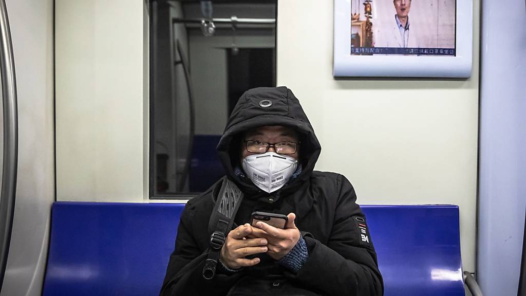 Einsam unterwegs: U-Bahn-Passagier mit Schutzmaske in Peking.