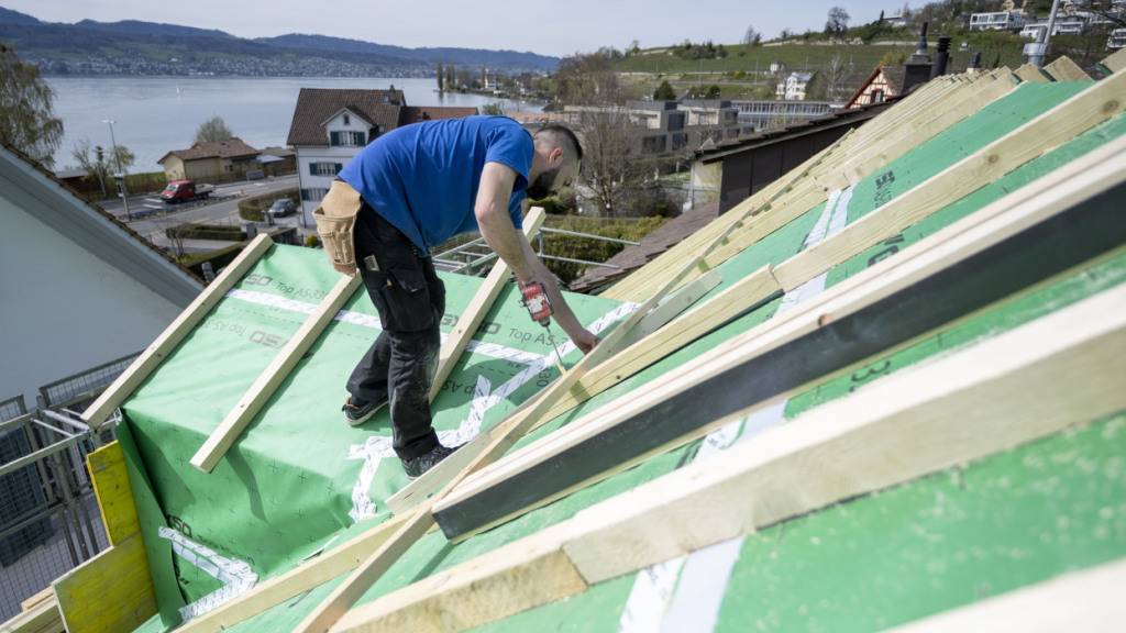 Der Ständerat hat in der Debatte über das Entlastungspaket entschieden, auch künftig Fördermittel in angemessener Höhe für energetische Gebäudesanierungen bereitzustellen. (Archivbild)
