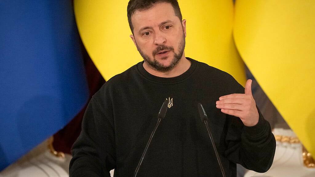 Der ukrainische Präsident Wolodymyr Selenskyj spricht während einer gemeinsamen Pressekonferenz mit dem Präsidenten des Europäischen Rates, Charles Michel. Foto: Efrem Lukatsky/AP