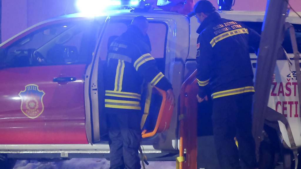 Rettungskräfte arbeiten am Ort einer Schießerei in Cetinje, Montenegro. Foto: Risto Bozovic/AP/dpa