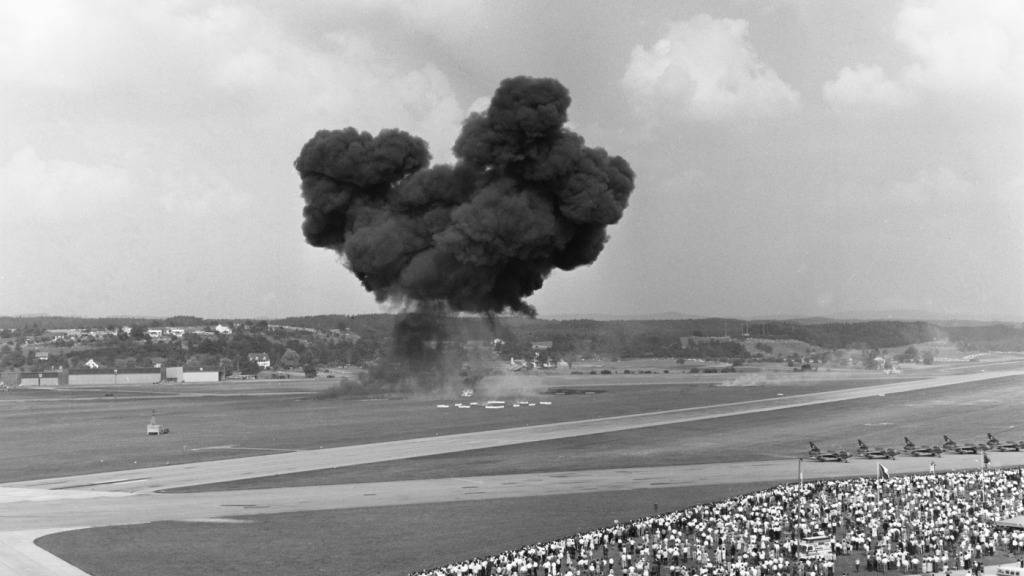 Im Jahr 1964 feierte die Schweizer Luftwaffe ihr 50-jähriges Bestehen. Zur Feier des Tages warf sie auf dem Militärflugplatz Dübendorf eine Napalm-Bombe ab. Das Publikum, in sicherer Entfernung, sei begeistert gewesen. (Archivbild)