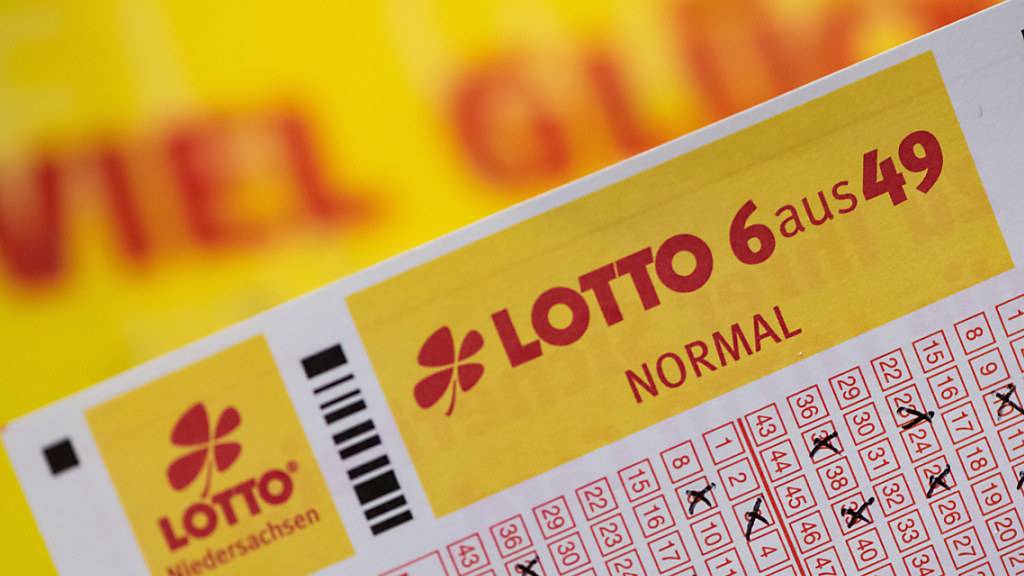 SYMBOLBILD - Ein Lottoschein mit der Aufschrift «Lotto 6 aus 49» ist vor einem Schriftzug «Viel Glück» zu sehen. Foto: Swen Pförtner/dpa