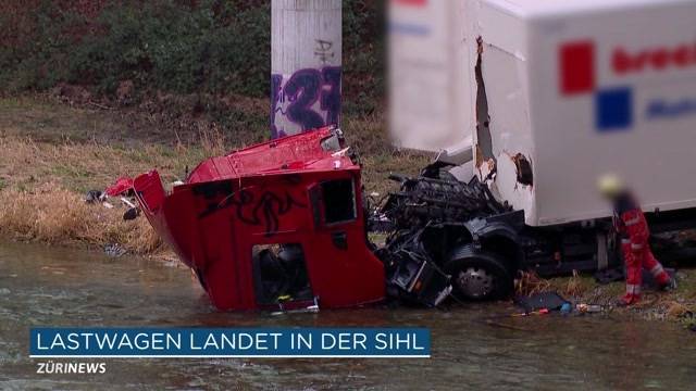 Lastwagen stürzt in die Sihl