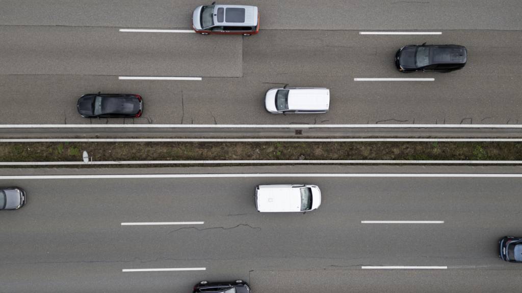 Das Bundesamt für Strassen Astra baut zwischen Blegi ZG und Walterswil eine Geschwindigkeits- Harmonisierungs- und Gefahrenwarnanlage. (Symbolbild)